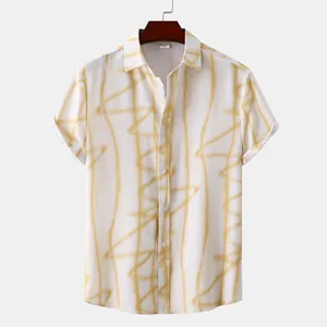 Détail d'une chemise homme à manches courtes avec motif abstrait jaune sur blanc