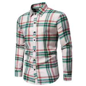 Camisa casual de cuadros para hombre de manga larga con cuello mostrada en maniquí