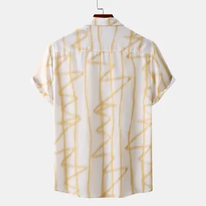 Vue arrière d'une chemise hawaïenne blanche pour homme avec imprimé rayé jaune.