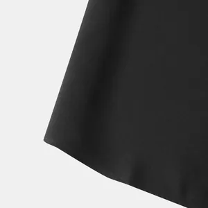 Detalle de primer plano del dobladillo cosito en una camisa negra de hombre de manga corta.
