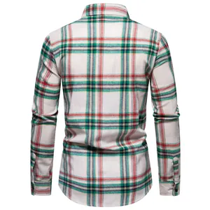 Vista trasera de camisa informal de manga larga para hombre con cuadros verdes