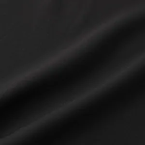 Primer plano macro que muestra la textura fina y el tejido de tela de camisa negra pura