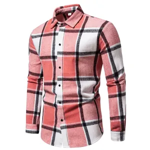 Vista detallada de camisa de cuadros roja y blanca para hombre con botones clásicos