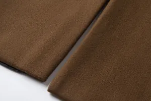 Makroansicht von braunem Wollmantel-Stoff mit hochwertiger Textur und Detail des Innenfutters