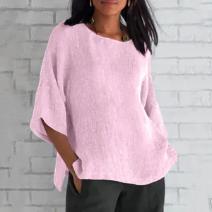 Dettaglio camicia da donna in cotone e lino rosa con scollo rotondo e maniche a tre quarti