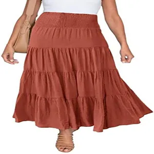 Detailansicht der elastischen hohen Taille und des Stufendesigns eines roten Boho-Maxirocks