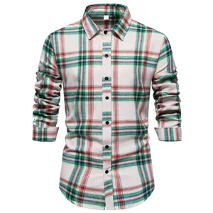 Detalle de una camisa casual de manga larga para hombre con diseño de cuadros clásicos.