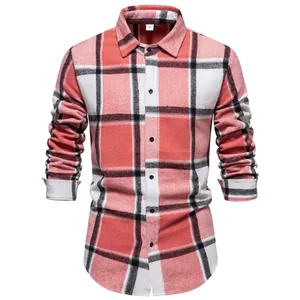 Detalle frontal de una camisa casual de franela de manga larga a cuadros rojos para hombre.