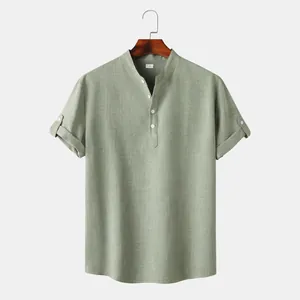 Detalle de camisa para hombre verde salvia efecto lino con cuello mao y botones