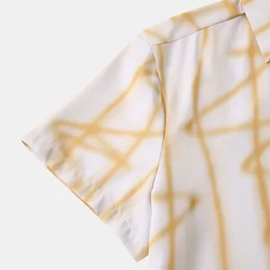 Vue détaillée d'une chemise pour homme à manches courtes avec imprimé abstrait jaune