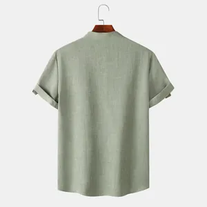 Vista trasera detallada de una camisa de hombre con cuello mao y manga corta, lino verde
