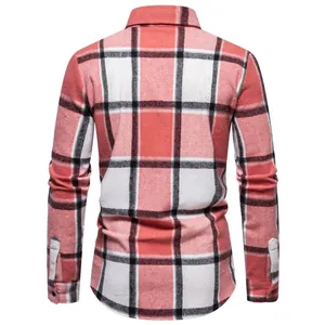 Vista trasera de una camisa casual clásica de cuadros rojos y negros para hombre.