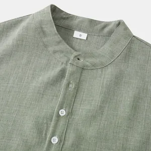 Detalle de camisa para hombre verde salvia con cuello mandarín y textura tipo lino