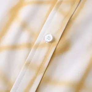 Gros plan sur le bouton blanc et les coutures d'une chemise hawaïenne pour homme tie-dye