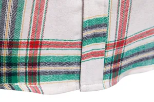 Primer plano de la textura de la tela y las costuras del dobladillo de esta camisa de cuadros