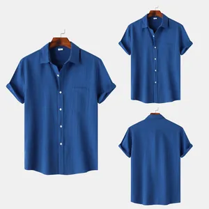 Camisa azul de hombre de manga corta con textura y bolsillo, vista desde múltiples ángulos