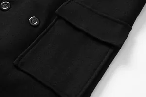 Nahaufnahme des schwarzen Herren-Wollmantels mit Tasche und Knöpfen Detailansicht
