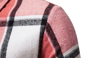 Primer plano de una camisa gruesa a cuadros rojos para hombre con textura de espiga en la tela.