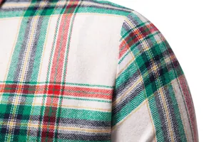 Vista detallada de la textura y el patrón de una camisa gruesa a cuadros para hombre.