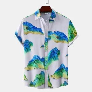 Vue détaillée d'une chemise pour homme à manches courtes avec imprimé paysage de montagne