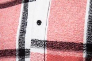 Detalle de cerca de tela de franela a cuadros suave con un botón negro en una camisa de hombre.