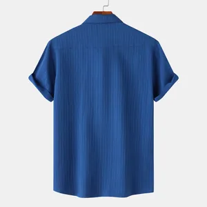 Detalle que muestra la espalda y la textura vertical de una camisa azul de manga corta