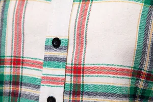 Detalle de una camisa de cuadros gruesa para hombre con tejido de espiga