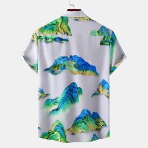Détail montrant le dos complet d'une chemise pour homme avec imprimé de peinture de montagne