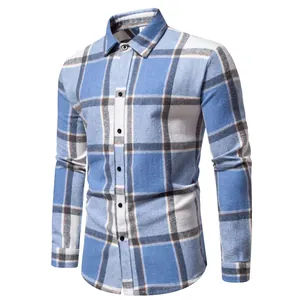 Vista detallada de la camisa casual de manga larga a cuadros azules y blancos para hombre