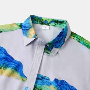 Gros plan sur le col et l'imprimé paysage d'une chemise hawaïenne à manches courtes.