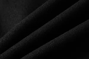 Nahaufnahme von hochwertigem schwarzem Wollmischgewebe mit weichen Texturdetails