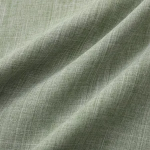Detalle de textura de tela de mezcla de lino verde salvia para camisa de verano de hombre.