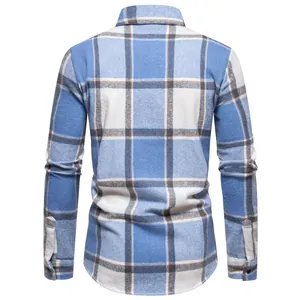 Vista trasera de camisa gruesa informal para hombre a cuadros azul y blanco top.
