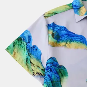 Gros plan détaillé d'une chemise hawaïenne à manches courtes avec motif de montagne.