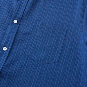 Primer plano detallado de la textura azul de una camisa de hombre con bolsillo frontal