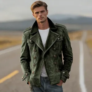 Primer plano de una chaqueta de ante verde vintage con solapas y estilo militar de doble boton.