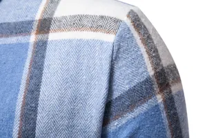 Vista macro de tela de cuadros azules con textura de espiga en una camisa gruesa