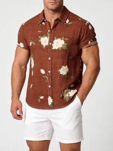 Vista dettagliata di una camicia casual a maniche corte marrone a fiori da uomo per l'estate