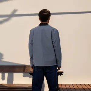 Rückansicht einer modischen blauen Herrenjacke auf minimalistischem Hintergrund