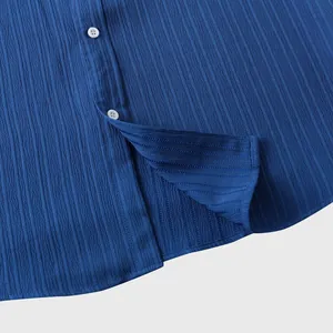 Detalle de camisa azul para hombre con textura de tela acanalada y botones blancos
