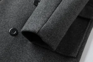Makroaufnahme der Textur des dunkelgrauen Wollmantels und der Ärmeldetails