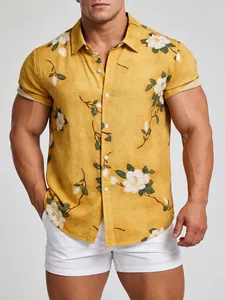 Primo piano di una camicia di lino gialla da uomo con stampa floreale e dettagli.