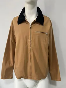 Detailansicht Herrenjacke in Hellbraun mit schwarzem Cordkragen und vorderer Reißverschlusstasche