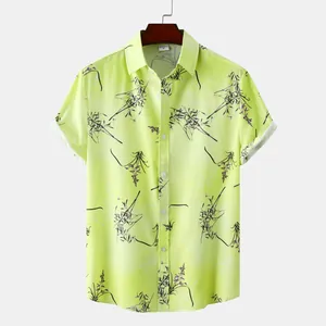 Vue détaillée de la chemise hawaïenne vert citron pour hommes avec motifs de feuilles.