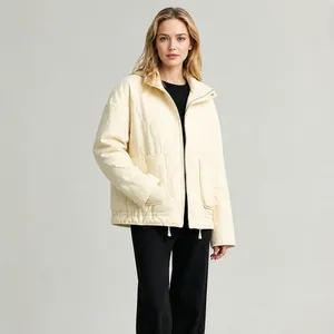 Chaqueta acolchada para mujer en color crema con cuello alto, cremallera y bolsillos
