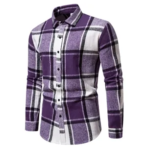 Vista detallada del patrón de cuadros morados y blancos y la textura gruesa de la camisa de hombre