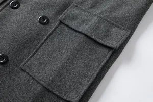Detailaufnahme eines grauen Wollmantels für Herren mit Pattentasche und schwarzen Knöpfen