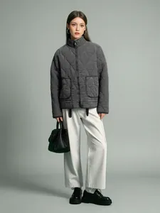 Chaqueta acolchada gris con cuello alto para mujer y pantalones blancos, estilo urbano