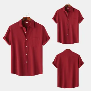 Vistas detalladas de una camisa burdeos de manga corta para hombre con tejido texturizado.