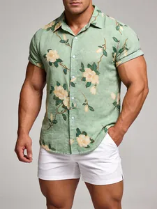 Vista dettagliata di un uomo muscoloso con una camicia floreale verde salvia chiara